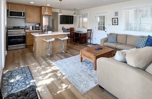 Sooke Cottage | Charming Beachfront Cottage with Private Deck and Hot Tub-family/pet-friendly!