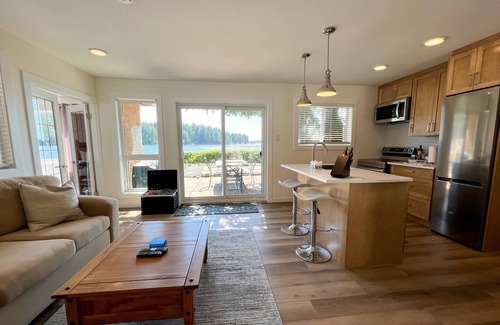 Sooke Cottage | Charming Beachfront Cottage with Private Deck and Hot Tub-family/pet-friendly!