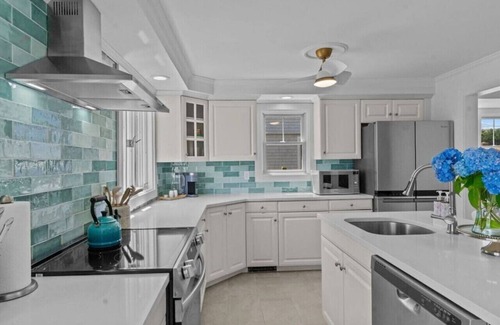 Bonnet Shores Apartment | Charming Beachside Bonnet Shores with Beach Access