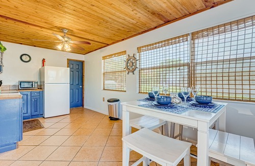 Rock Ridge House | Charming, beachy cottage with a full kitchen, central AC, & washer/dryer