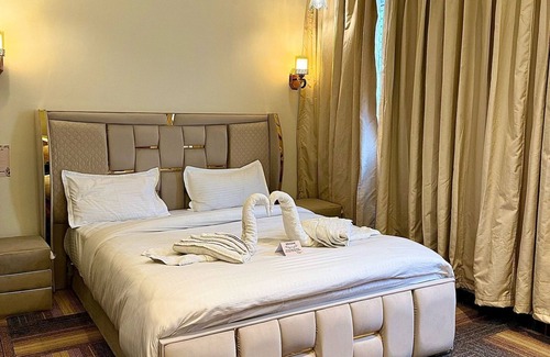 Kalkaji Bed & Breakfast | Charming bed & breakfast with AC and WiFi in serene New Delhi