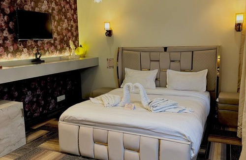 Kalkaji Bed & Breakfast | Charming bed & breakfast with AC and WiFi in serene New Delhi