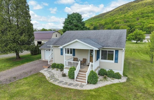 Benton House | Charming Bed & Breakfast Cottage in the Mountains
