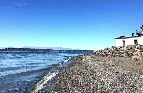 Renton Bed & Breakfast | Charming bed & breakfast in delightful Renton King Size Bed Room with WiFi