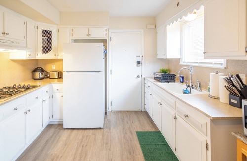 Belleville Apartment | Charming Belleville 1 Bed Pets OK, Parking, Laundry, Fios, Safe, Dog Park Nearby