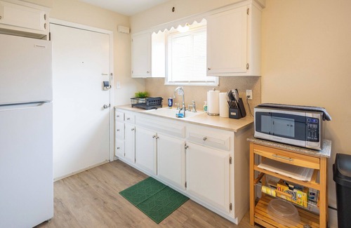 Belleville Apartment | Charming Belleville 1 Bed Pets OK, Parking, Laundry, Fios, Safe, Dog Park Nearby