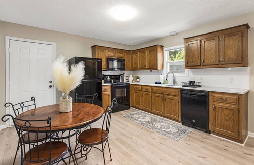 Belmont Historic District House | Charming Belmont Bungalow - 5 Min Walk to Downtown