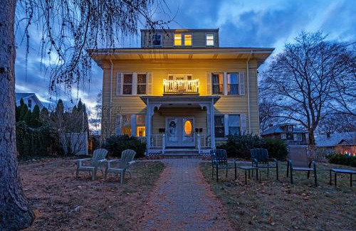 Waverly Apartment | Charming Belmont Condo Near Boston condo