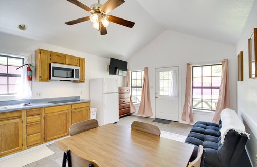 Biloxi Apartment | Charming Biloxi Studio w/Community Pool & Lake!