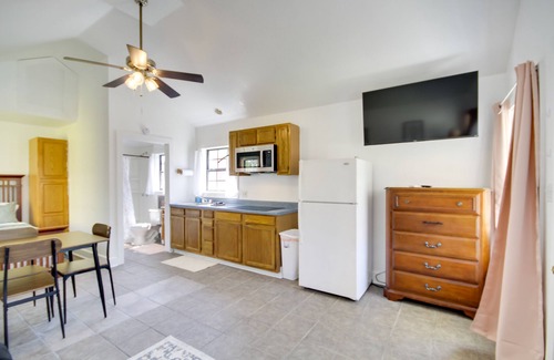 Biloxi Apartment | Charming Biloxi Studio w/Community Pool & Lake!