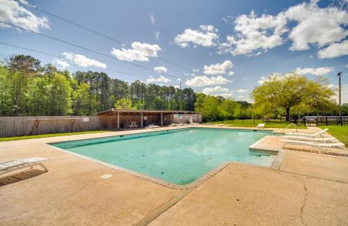 Biloxi Apartment | Charming Biloxi Studio with Community Pool and Lake!