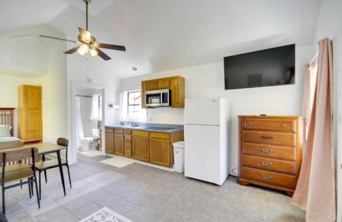 Biloxi Apartment | Charming Biloxi Studio with Community Pool and Lake!