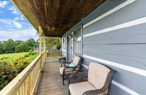 Fancy Gap Cabin | Charming Blue Ridge Cabin with Jacuzzi and Mountain Views-Cabin 2