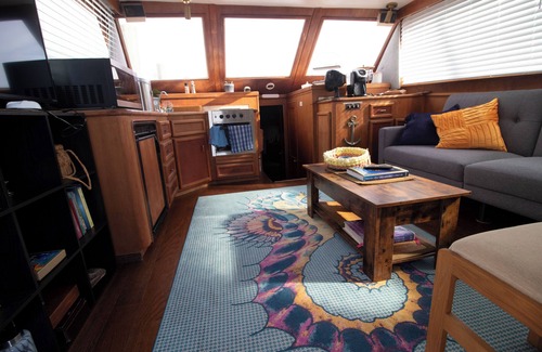 Panama City Boat Rental | Charming boat with AC and WiFi in wonderful Panama City