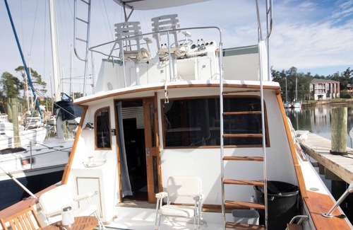 Panama City Boat Rental | Charming boat with AC and WiFi in wonderful Panama City