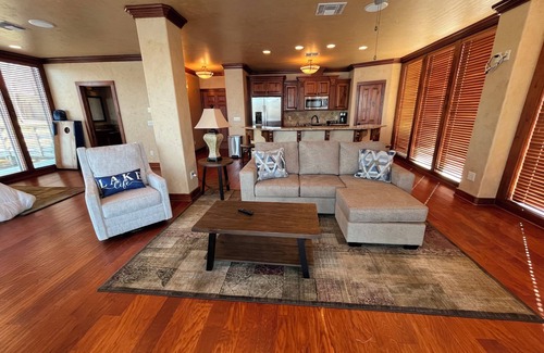 Benton Apartment | Charming Boathouse studio in beautiful Benton, LA with AC!