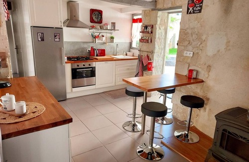 Bourgueil Cottage | Charming Bourgueil Getaway: Spa, Garden, Modern Amenities, Near Loire Châteaux