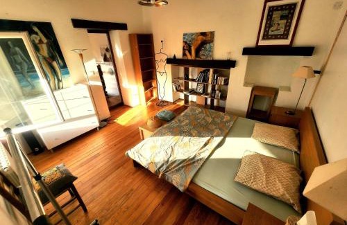 Ayguesvives Apartment | Charming brickyard cottage near a lock