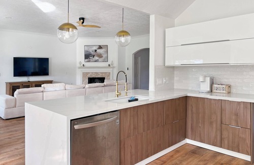 Atascocita House | Charming & Bright Retreat - Luxe Pool - Golf Views!