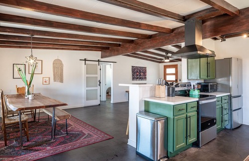 Joshua Tree House | Charming Bungalow! ENDLESS VIEWS, Hot Tub, Fire Pit!