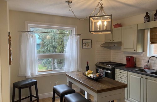 Elora House | Charming Bungalow in the Heart of Elora