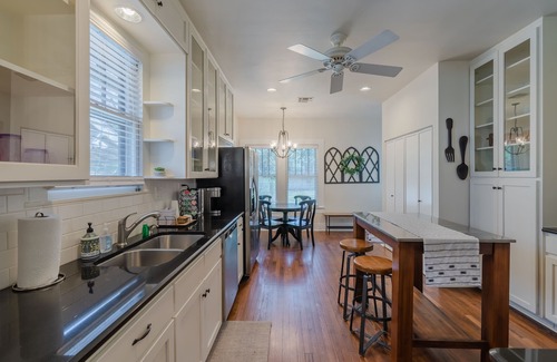 Mahncke Park House | Charming Bungalow Near Riverwalk, Zoo & The Pearl