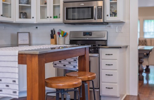 Mahncke Park House | Charming Bungalow Near Riverwalk, Zoo & The Pearl