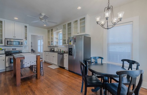 Mahncke Park House | Charming Bungalow Near Riverwalk, Zoo & The Pearl