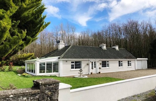 Terryglass House | Charming bungalow with WiFi in Terryglass - 3 bedrooms