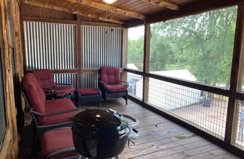 Prairie Lea Cabin | Charming Cabin on the San Marcos River, comfortable, clean, fun, lots to do! L4