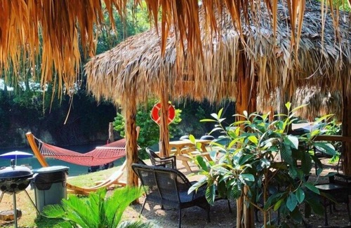 Prairie Lea Cabin | Charming Cabin on the San Marcos River, comfortable, clean, fun, lots to do! L4