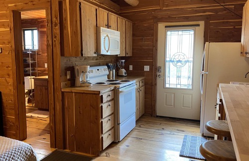 Prairie Lea Cabin | Charming Cabin on the San Marcos River with large back screened-in deck! - L2