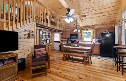 Birdseye Cabin | Charming cabin that has beds for 8 guests, many parking spaces, cozy fire pit