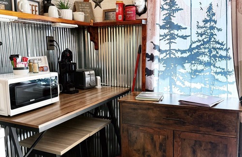 Hermosa Cabin | Charming Cabin with AC, heating, hot tub, and WiF, Park Pass in Hermosa