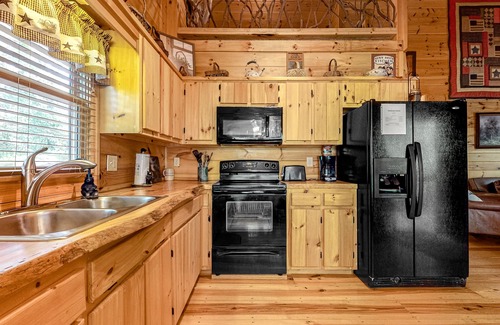McCaysville Cabin | Charming cabin with private hot tub, high-speed WiF & central AC - dog-friendly