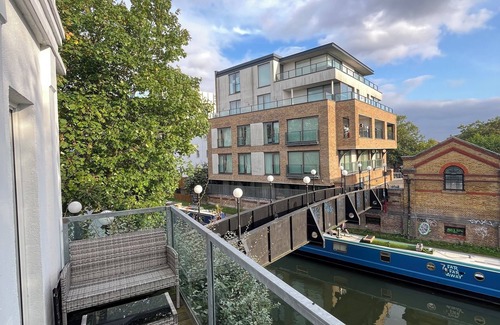 Queen's Park Apartment | Charming Canal-Side 2 Double-Bedroom Flat Near Iconic Portobello Road
