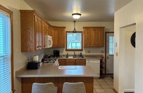 Grove City House | Charming Cape Cod - Walking Distance to GCC
