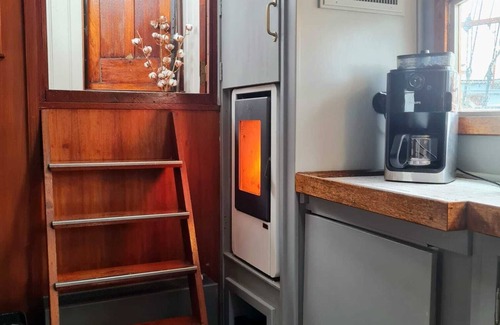 Amsterdam East Boat Rental | Charming captain's cabin on the historic ship De Hoop