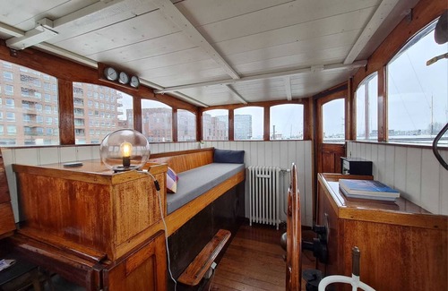 Amsterdam East Boat Rental | Charming captain's cabin on the historic ship De Hoop