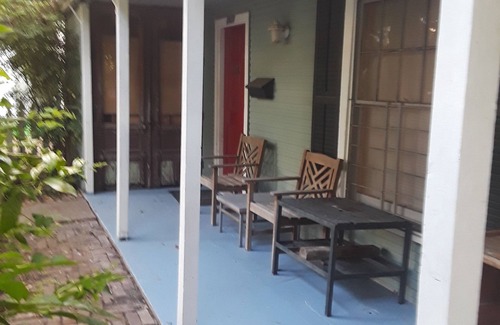 Neartown Cottage | Charming Carriage House in Montrose/Midtown near arts, bars, dwntwn, med center