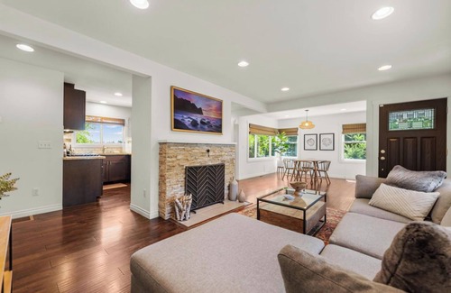 Vancouver House | Charming Centrally Located 2-bedroom House With Beautiful Valley View