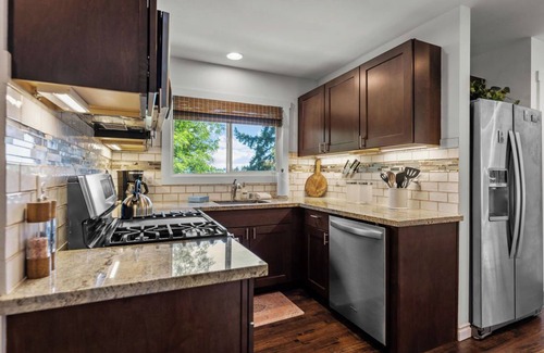 Vancouver House | Charming Centrally Located 2-bedroom House With Beautiful Valley View