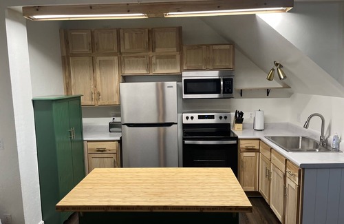 Newark Apartment | Charming centrally located 1-bedroom apartment in Newark with WiFi.
