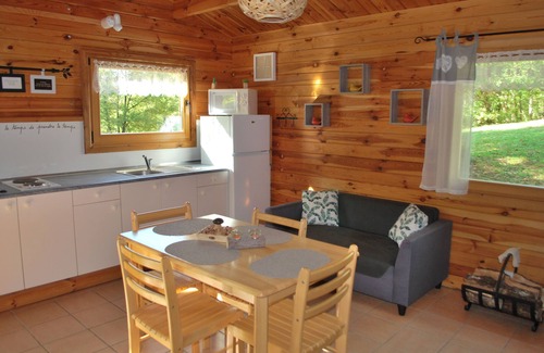 Vergt-de-Biron Ski Chalet | Charming chalet on a wooded estate