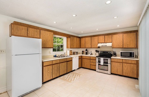 Chantilly House | Charming Chantilly, Hip Location near Plaza Midwood & Midtown! Very Walkable!