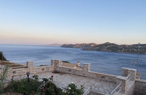 Daskalio Apartment | Charming Chateau BY THE SEA