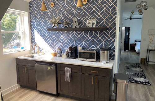 Logan Square Apartment | Charming Chicago Retreat with Modern Comforts - Spa Bath