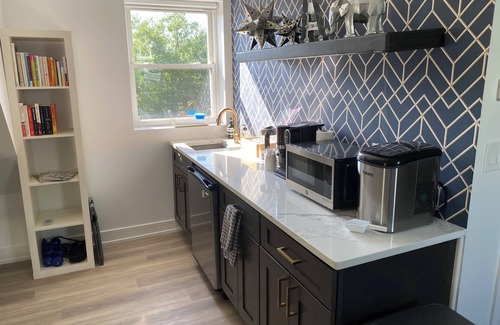 Logan Square Apartment | Charming Chicago Retreat with Modern Comforts - Spa Bath