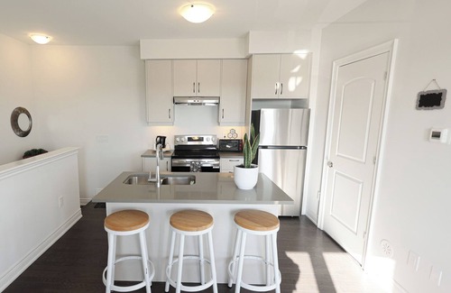 Markham Apartment | 🌟 Charming Coach House with Stunning Pond Views in Markham 🌅 🌊