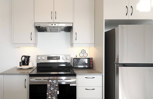 Markham Apartment | 🌟 Charming Coach House with Stunning Pond Views in Markham 🌅 🌊